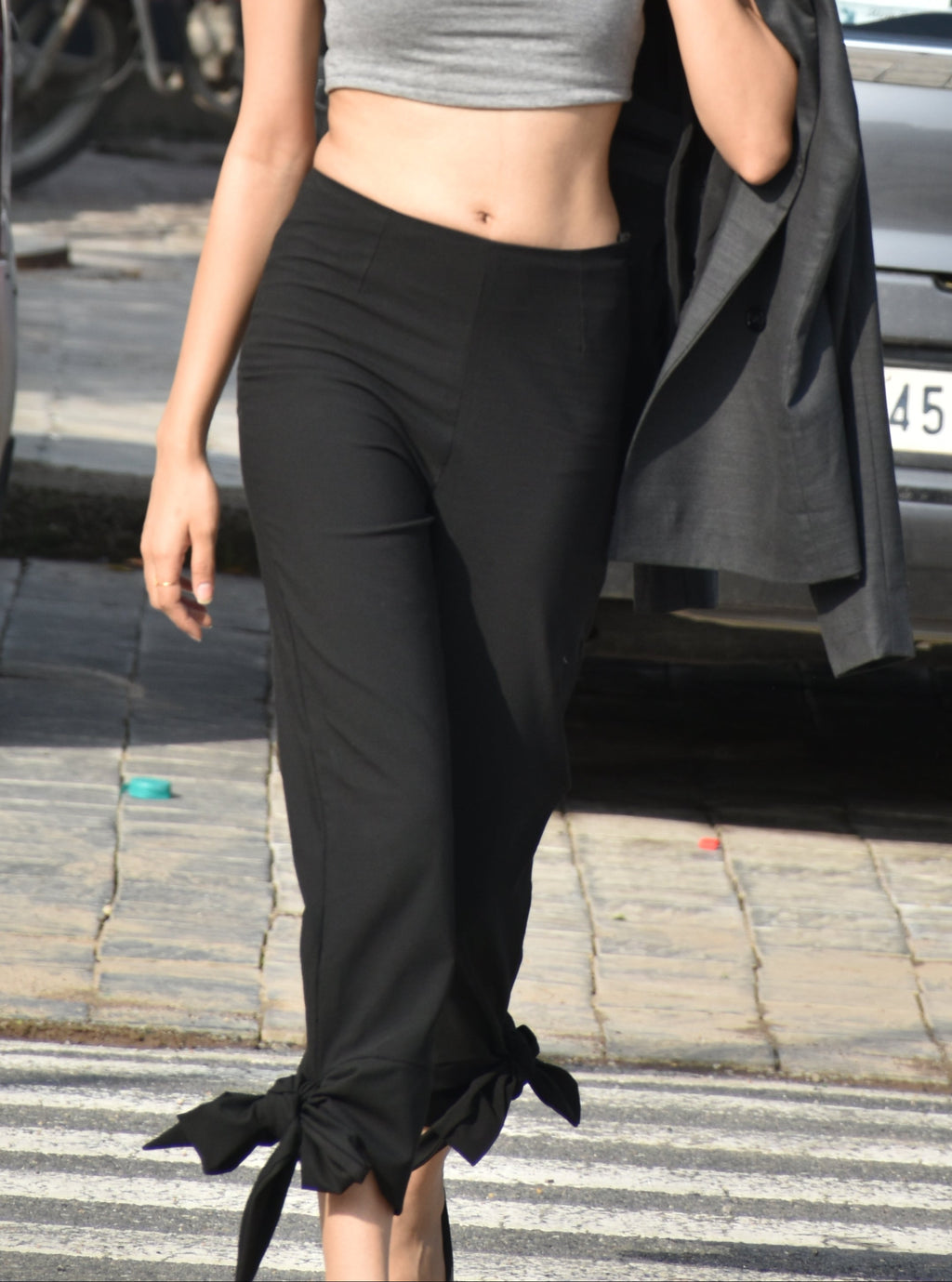 Premium Black Capri Pants – Soft, Stretchy & Trendy